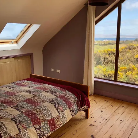 House With Sea Views Close To With Wifi And Large Kitchen And Dining Hébergement de vacances *