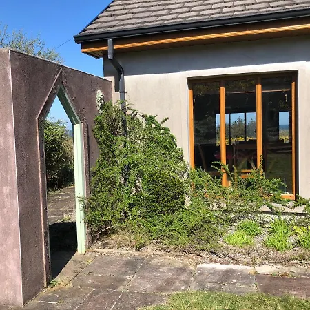 House With Sea Views Close To With Wifi And Large Kitchen And Dining Hébergement de vacances *