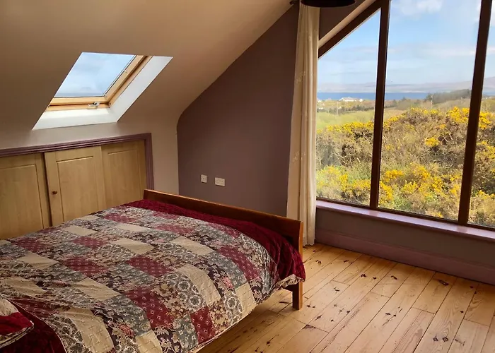 House With Sea Views Close To With Wifi And Large Kitchen And Dining Hébergement de vacances *