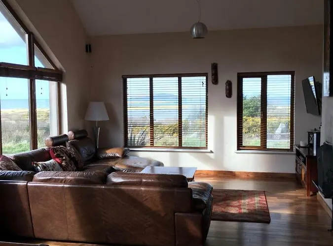 Hébergement de vacances House With Sea Views Close To With Wifi And Large Kitchen And Dining